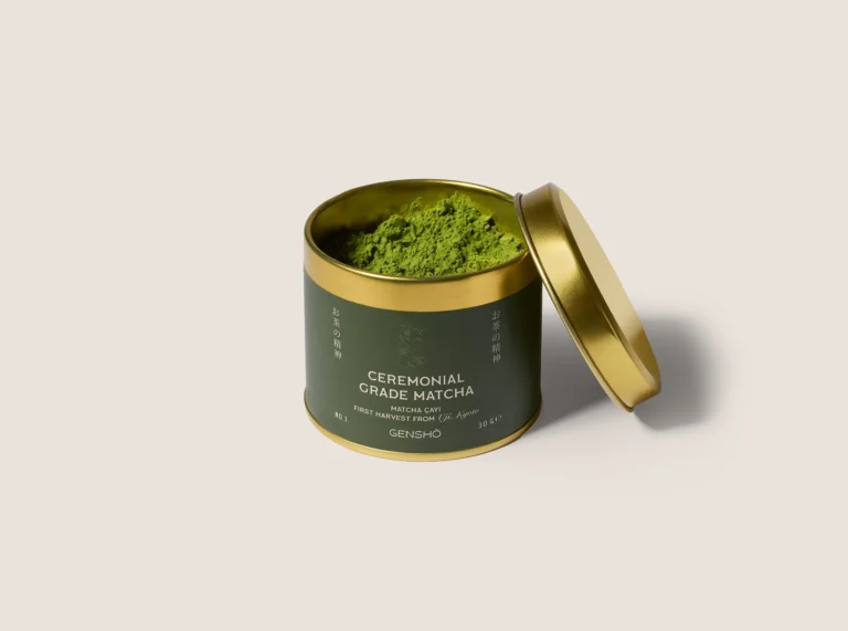 Genshō Ceremonial Grade Matcha teneke kutusu açık halde, içinde canlı yeşil matcha tozu