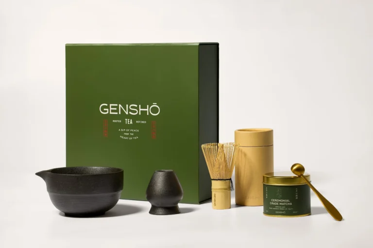 Genshō Matcha Hediye Seti: yeşil kutu, matcha kâsesi, chasen standı, bambu çırpıcı, ceremonial matcha kutusu ve gold kaşık