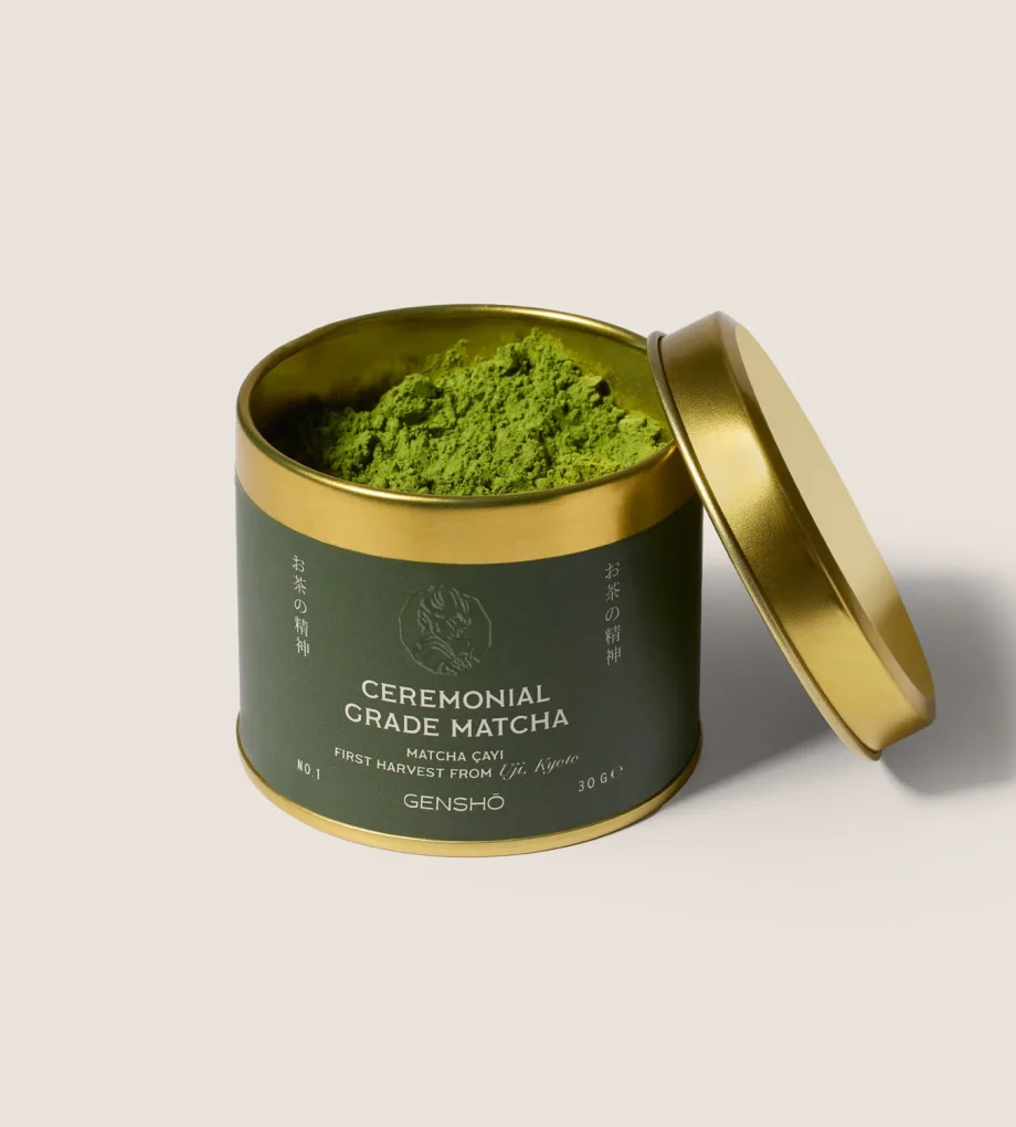 Genshō Ceremonial Grade Matcha 30 g teneke kutu, kapağı açık, içinde yeşil matcha tozu